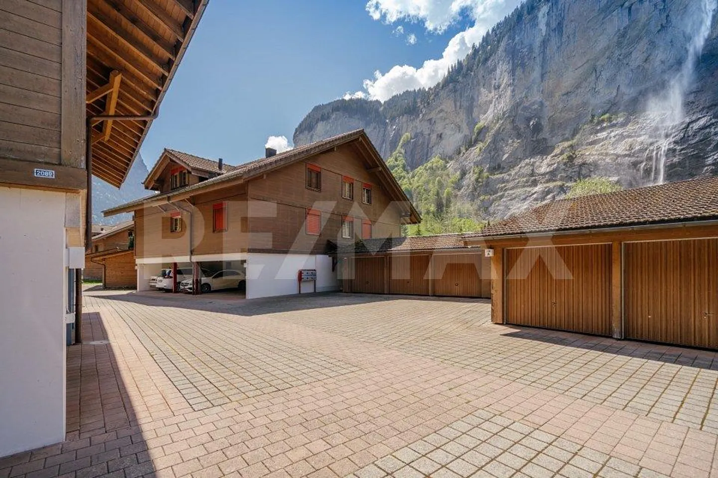 Appartamento mansardato di 3,5 locali con balcone e carport a Lauterbrunnen - Foto 3 di 13