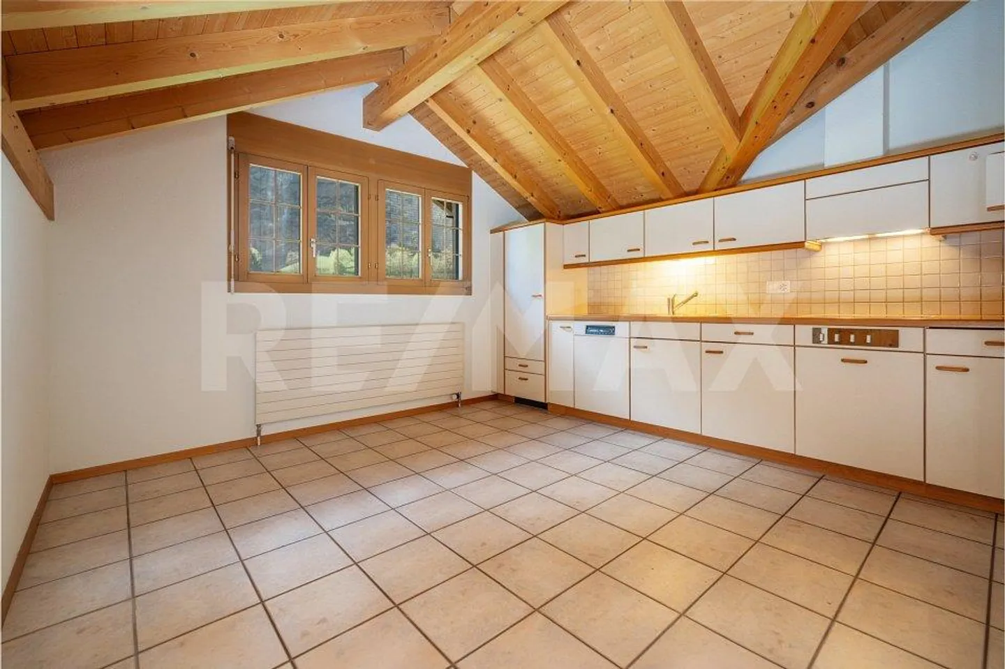 Appartamento mansardato di 3,5 locali con balcone e carport a Lauterbrunnen - Foto 6 di 13