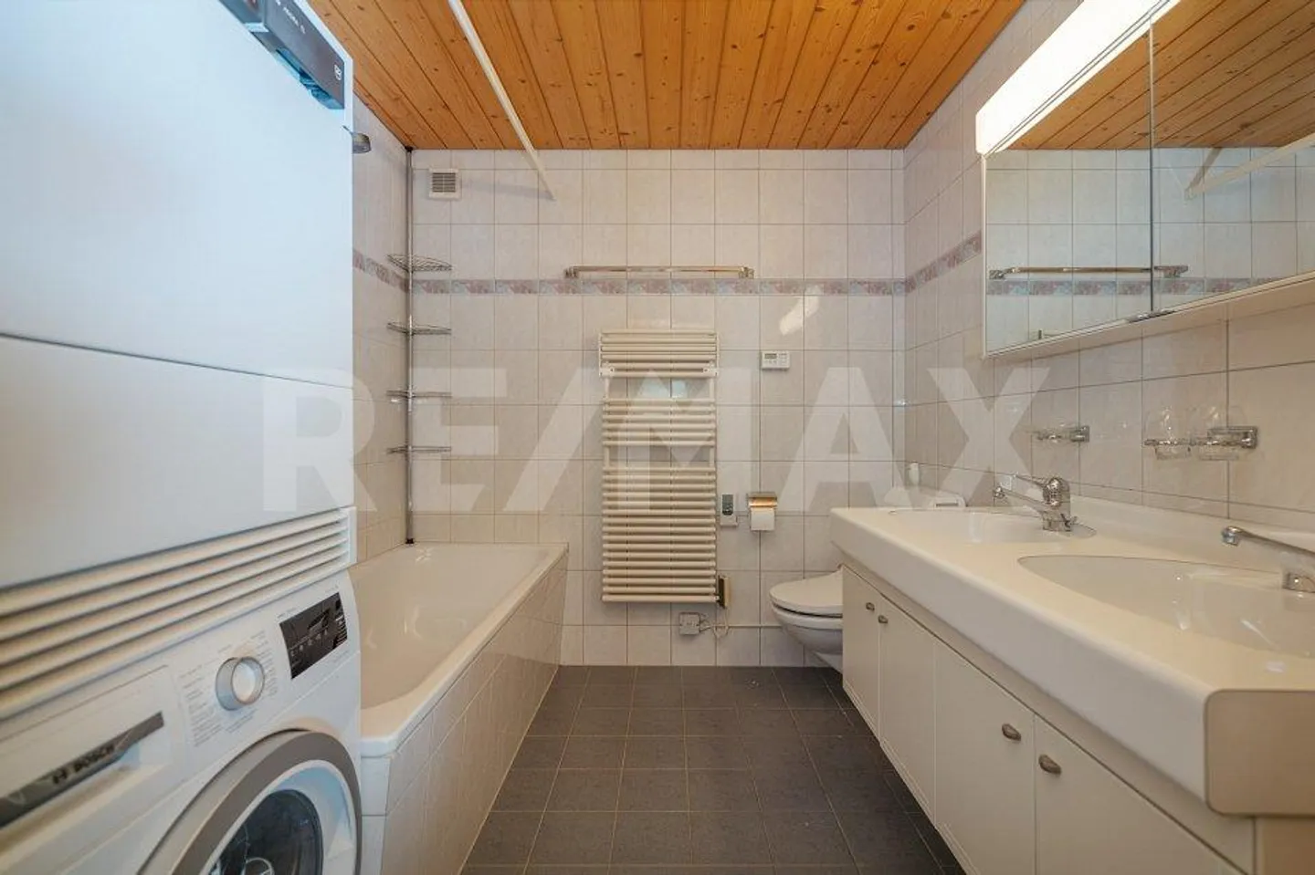 Appartamento mansardato di 3,5 locali con balcone e carport a Lauterbrunnen - Foto 8 di 13