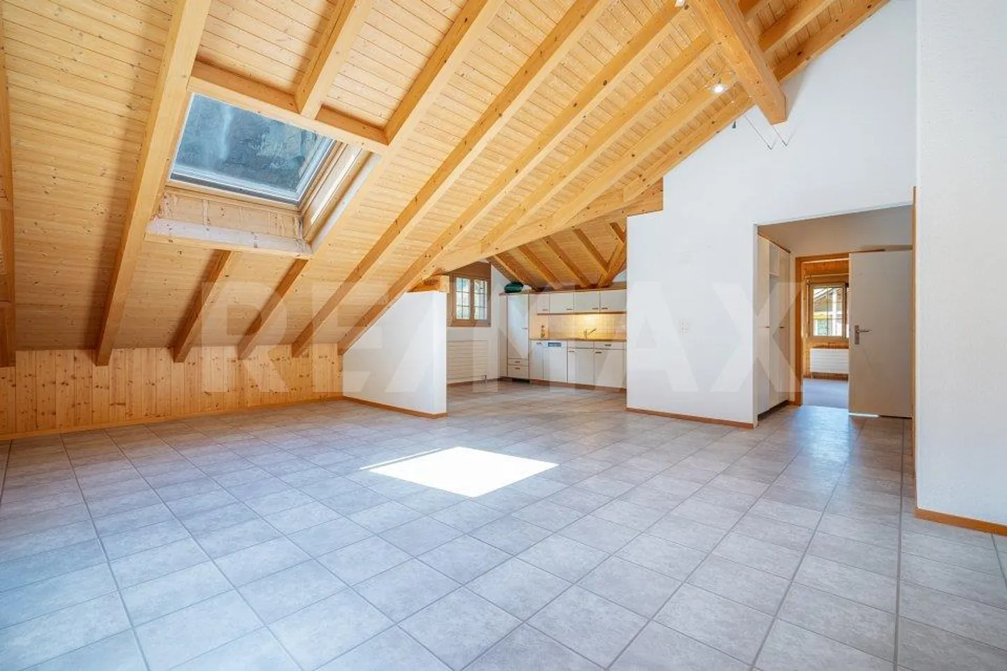 Appartamento mansardato di 3,5 locali con balcone e carport a Lauterbrunnen - Foto 4 di 13
