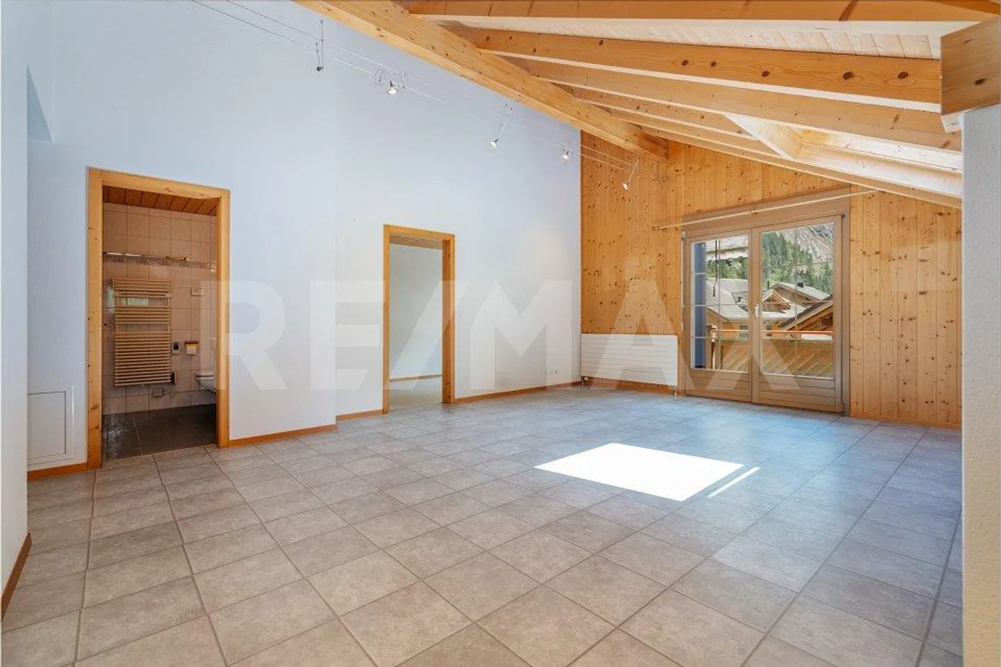 Appartamento mansardato di 3,5 locali con balcone e carport a Lauterbrunnen - Foto 5 di 13