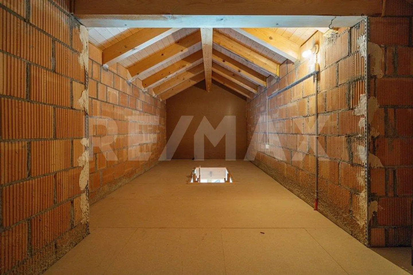 Appartamento mansardato di 3,5 locali con balcone e carport a Lauterbrunnen - Foto 9 di 13