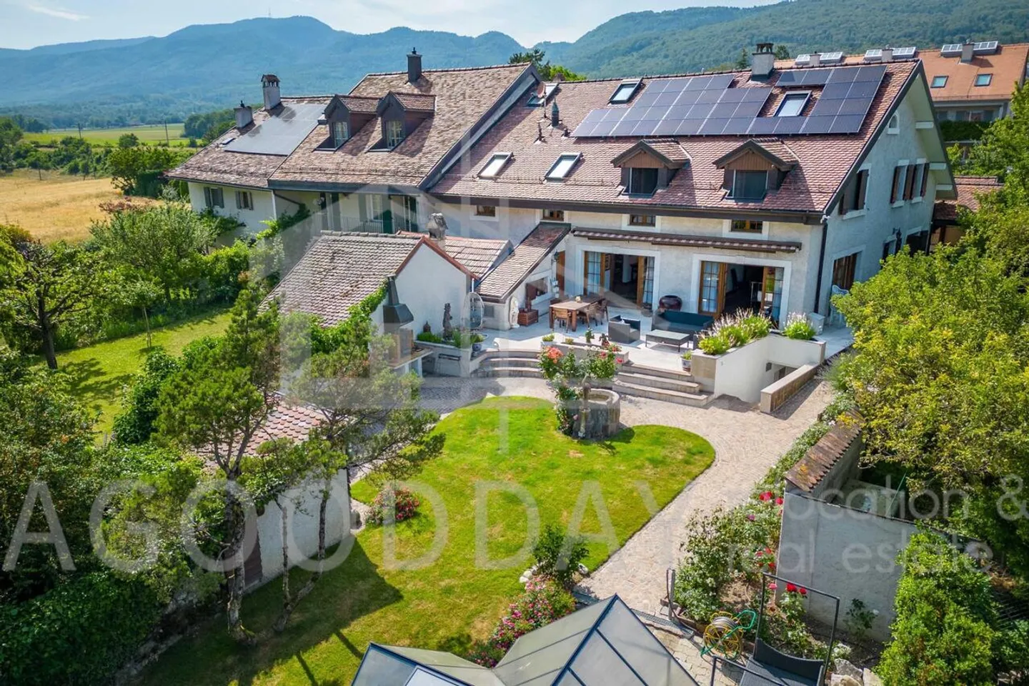 Affascinante casa antica con grande giardino di 1000 m2 nel cuore del villaggio di Ge - Foto 1 di 12