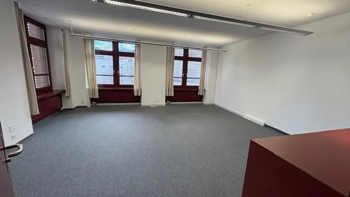 Espace de bureau central dans la mairie d'Ilanz - Photo 1 sur 2
