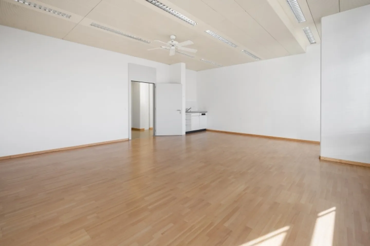 «UFFICI a partire da 36m² Centralmente situati, luminosi e confortevoli fino al 28.02.2026!» - Foto 4 di 12