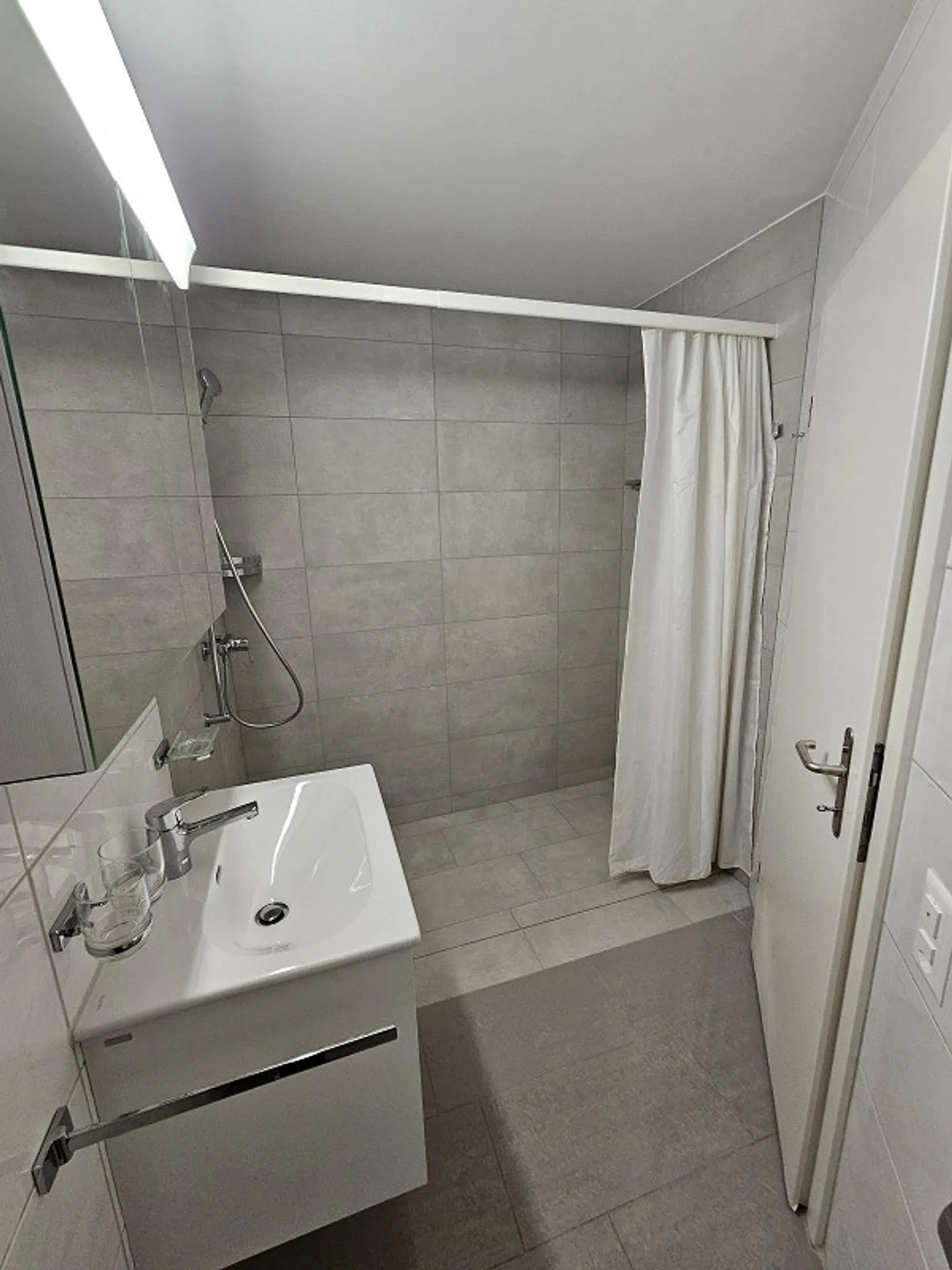Appartamento singolo moderno e luminoso con 2 camere in una posizione privilegiata - Foto 2 di 12