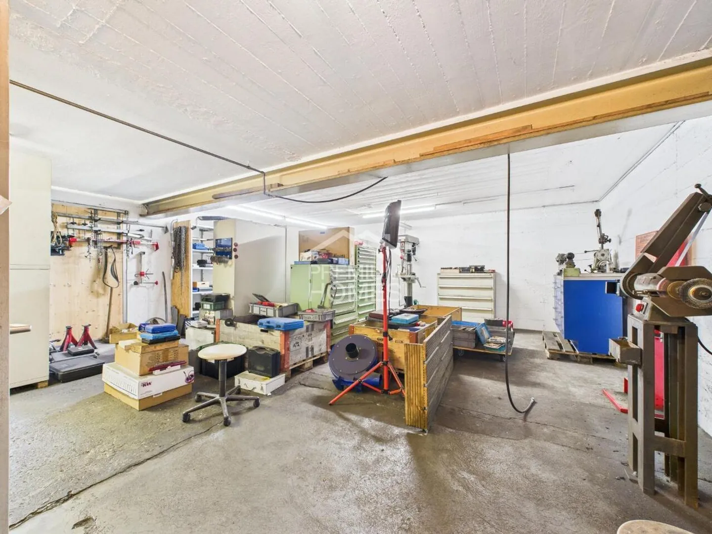 Prime location for your business - versatile commercial property - Photo 7 of 9