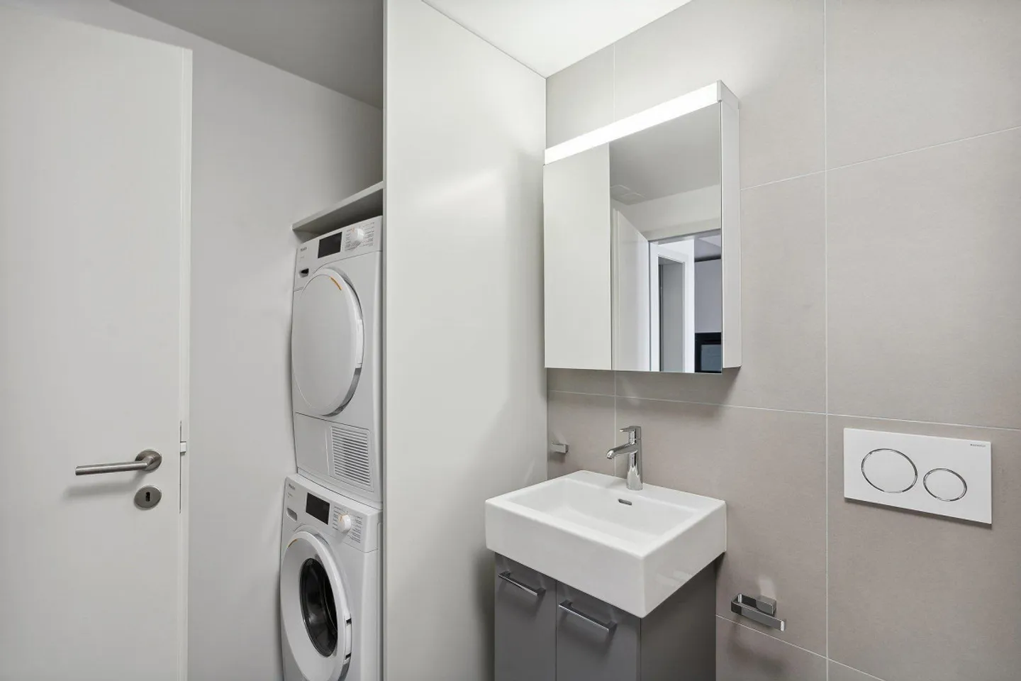 Renovated apartment with superb location - Photo 4 of 10