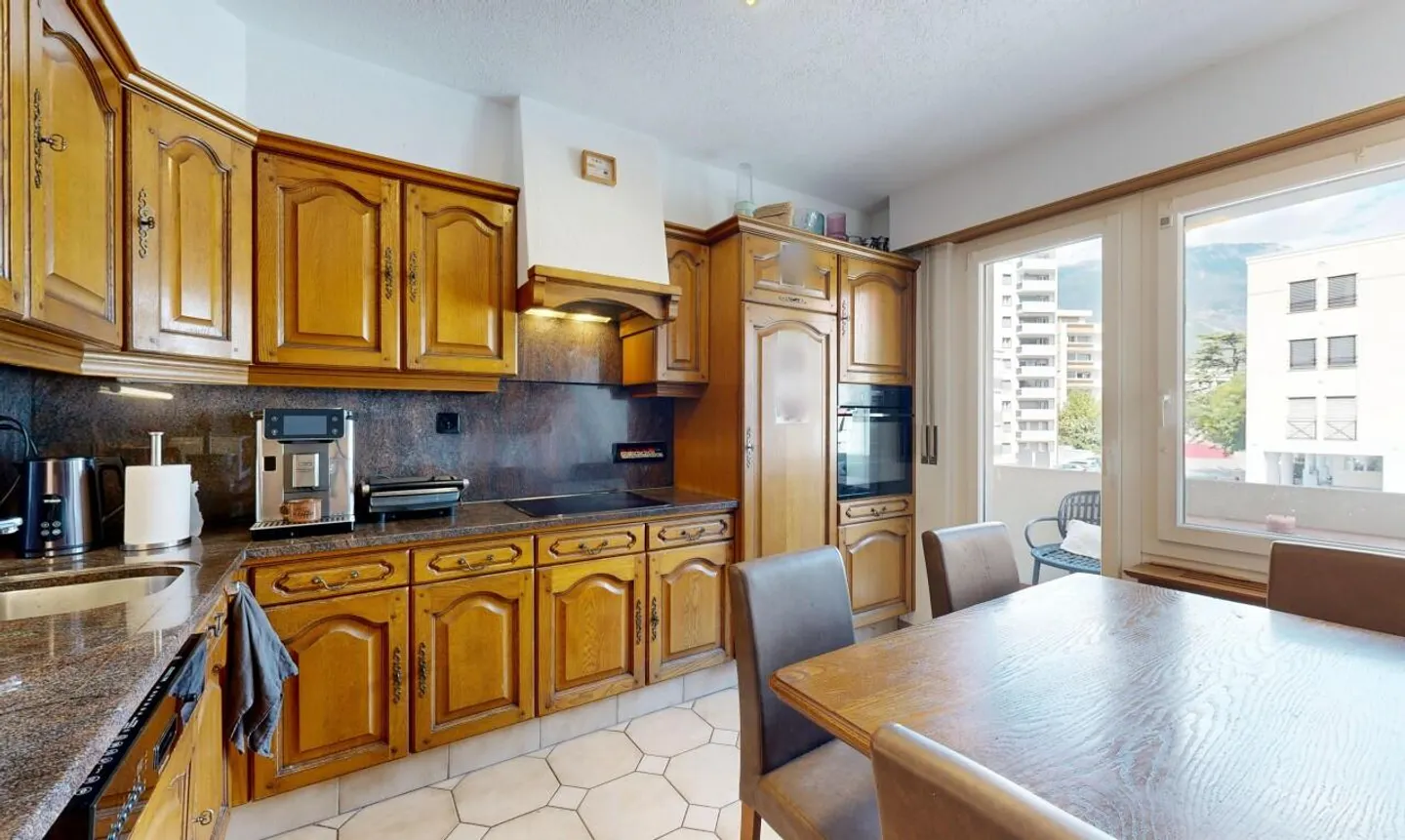 Geräumige 5,5 Zimmer im Herzen von Sierre mit drei Balkonen - Foto 8 von 13