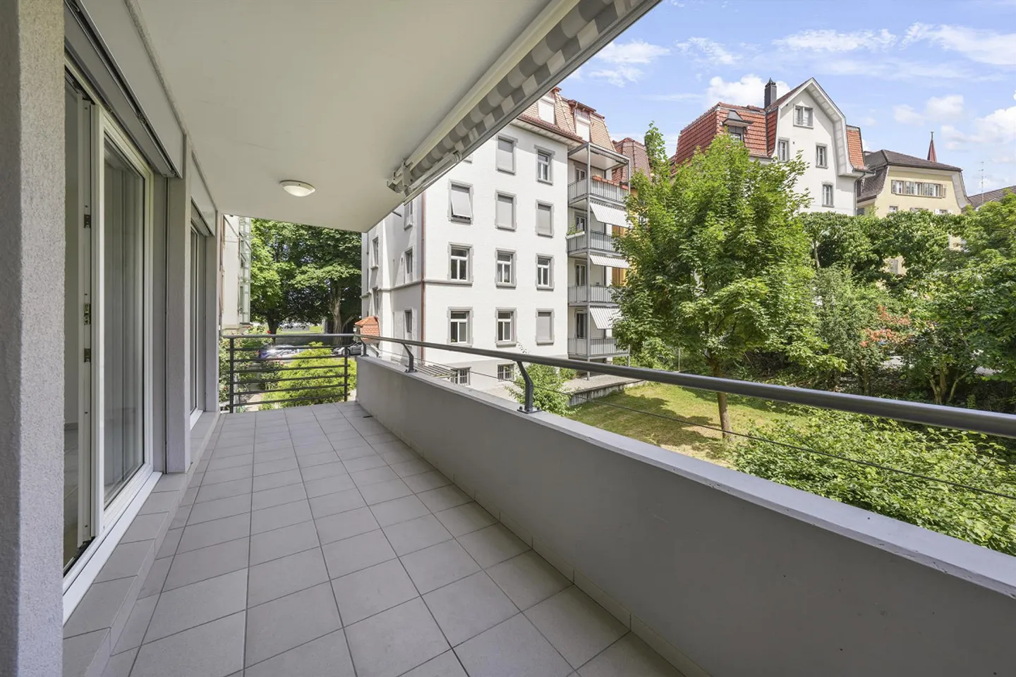Attractive apartment in a quiet residential area in the west of the city of St. Gallen - Photo 2 of 25