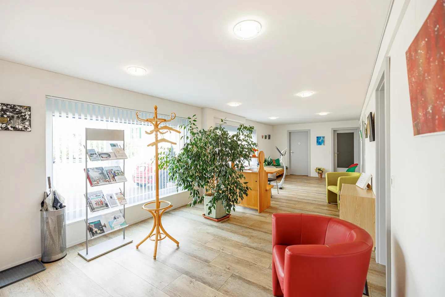 Gewerbe und komfortables Wohnen vereint - Foto 1 von 14