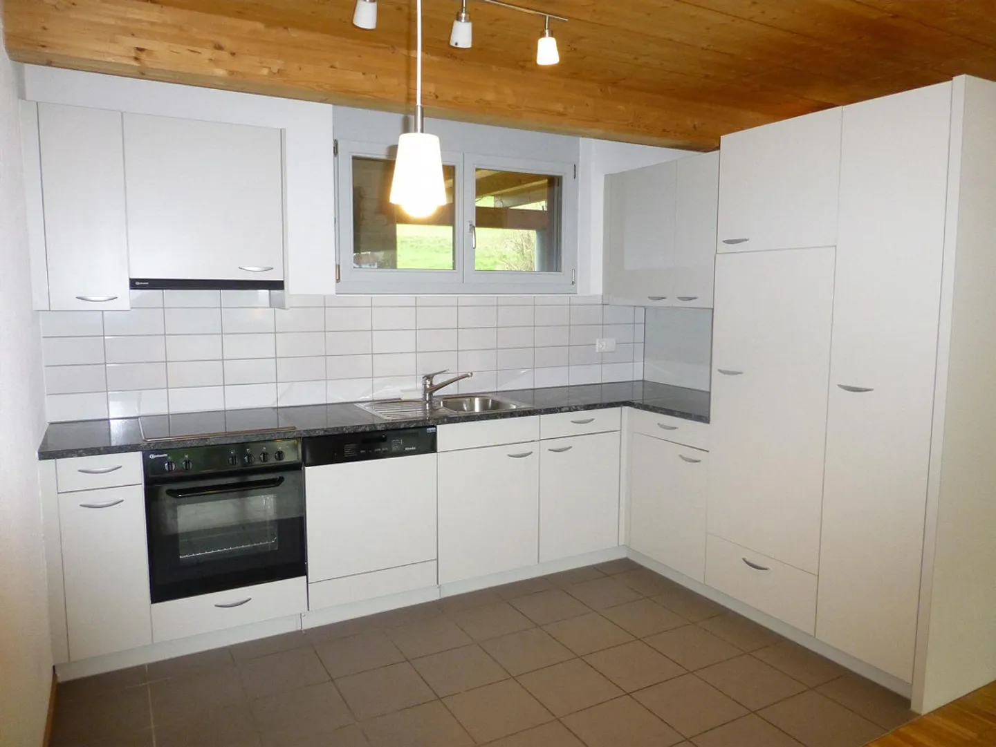 Bella appartamento di 3,5 stanze in una posizione tranquilla - Foto 3 di 10