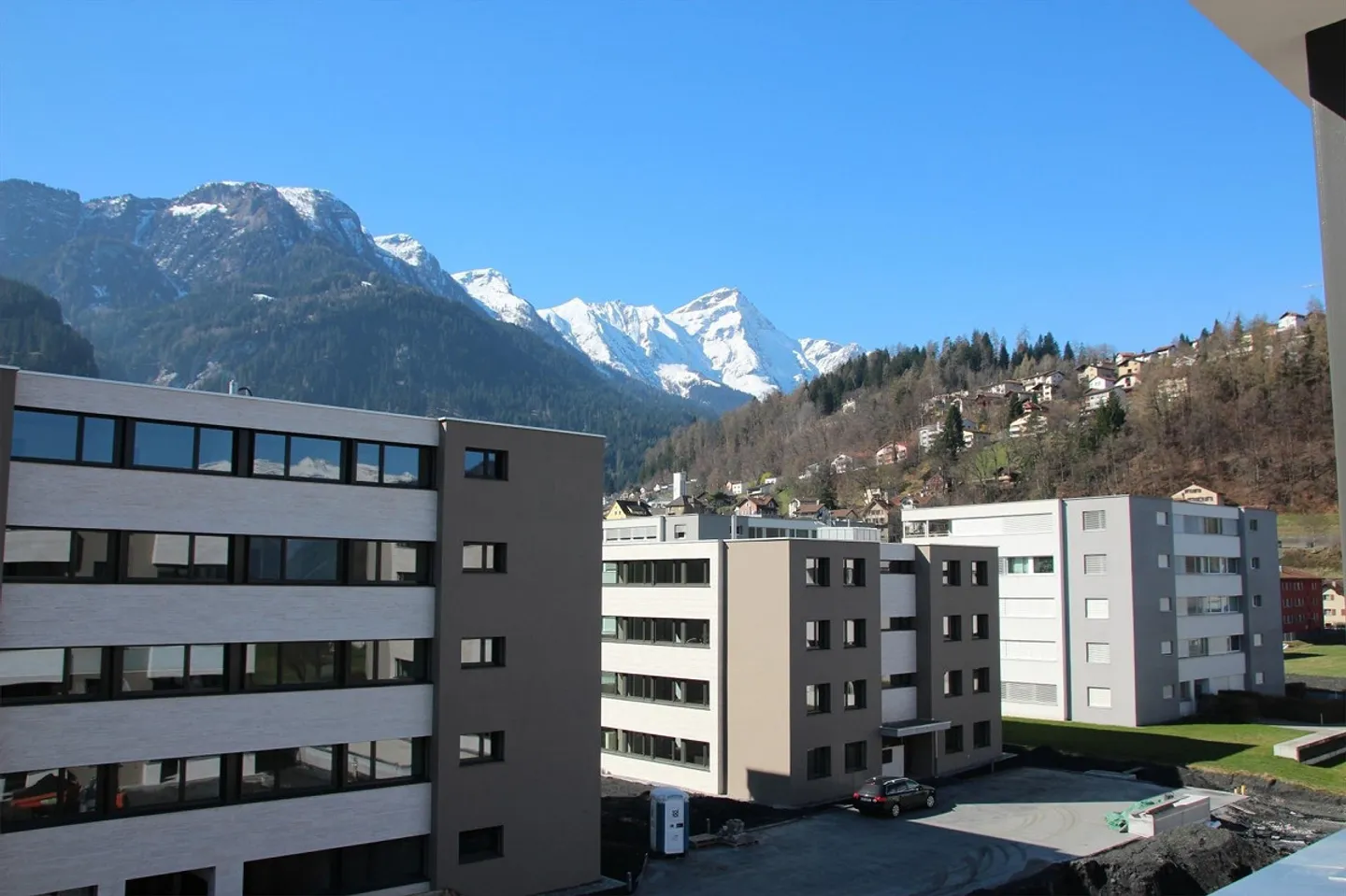 Sun-drenched ground floor apartment with spacious lawn area - Photo 2 of 10
