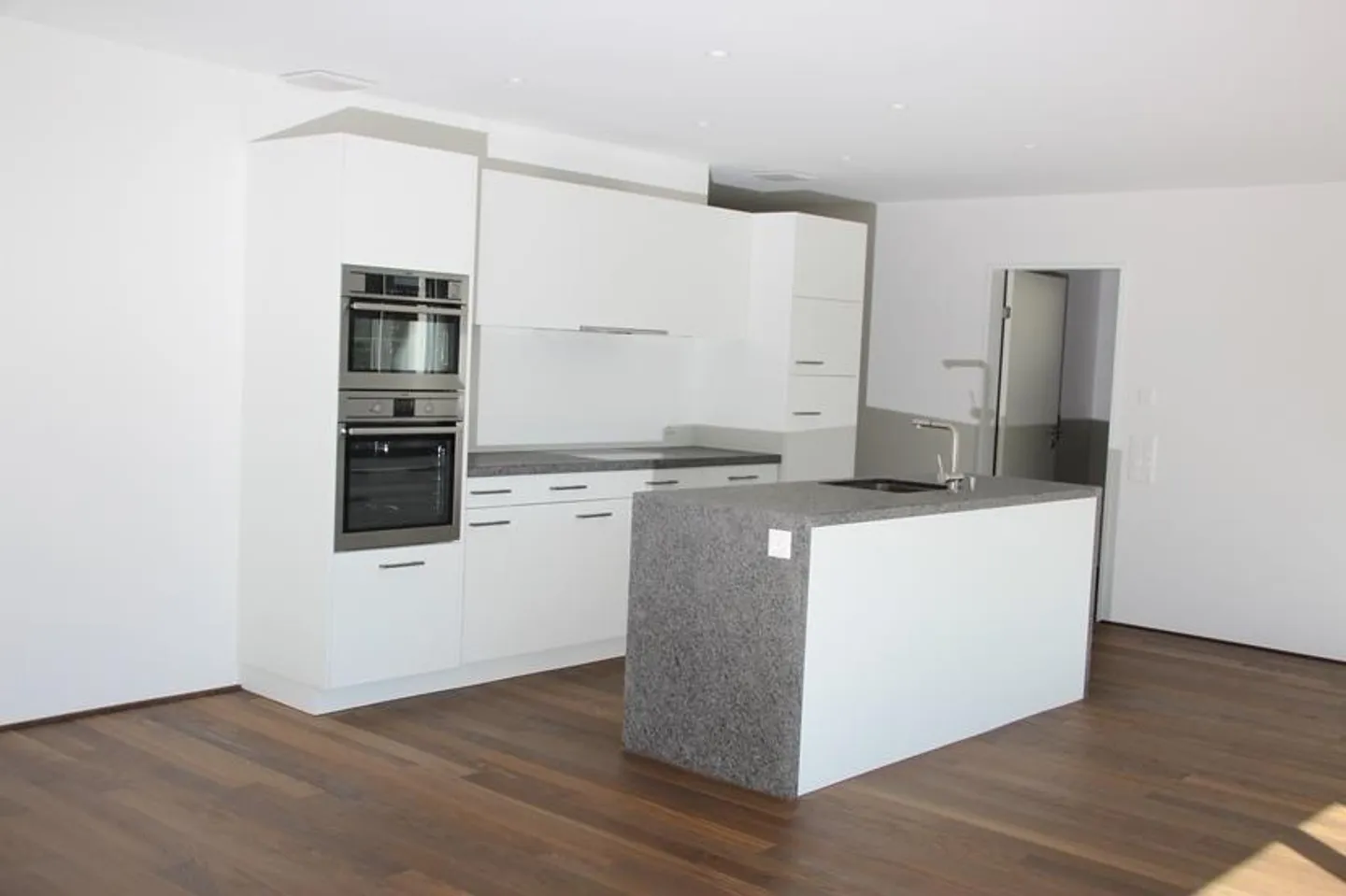 Sun-drenched ground floor apartment with spacious lawn area - Photo 3 of 10