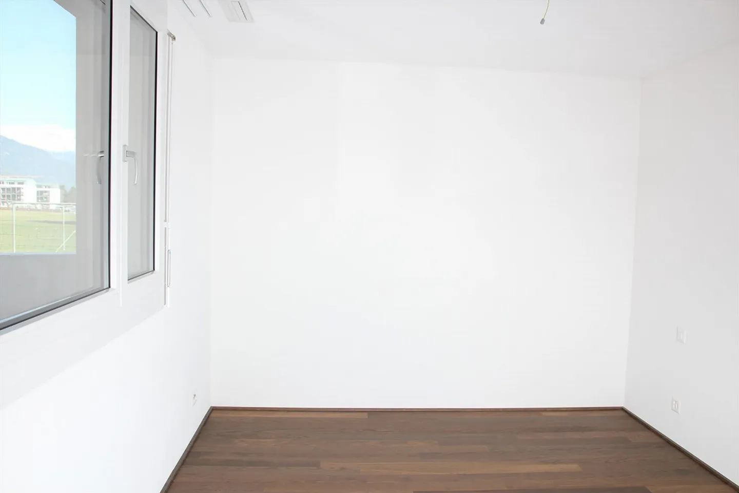 Sun-drenched ground floor apartment with spacious lawn area - Photo 6 of 10