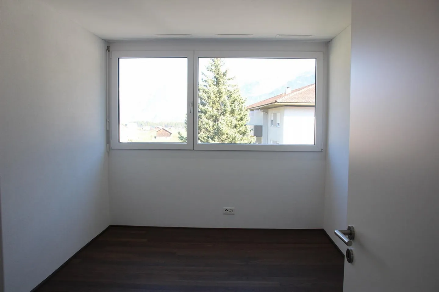 Sun-drenched ground floor apartment with spacious lawn area - Photo 7 of 10