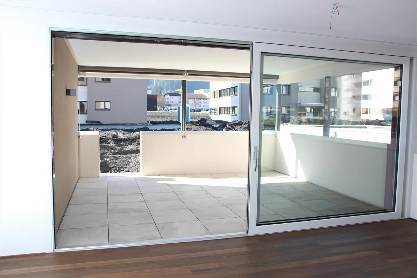 Sun-drenched ground floor apartment with spacious lawn area - Photo 10 of 10