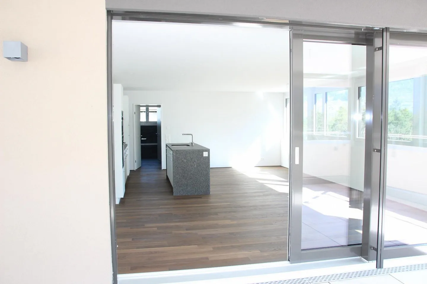 Sun-drenched ground floor apartment with spacious lawn area - Photo 5 of 10