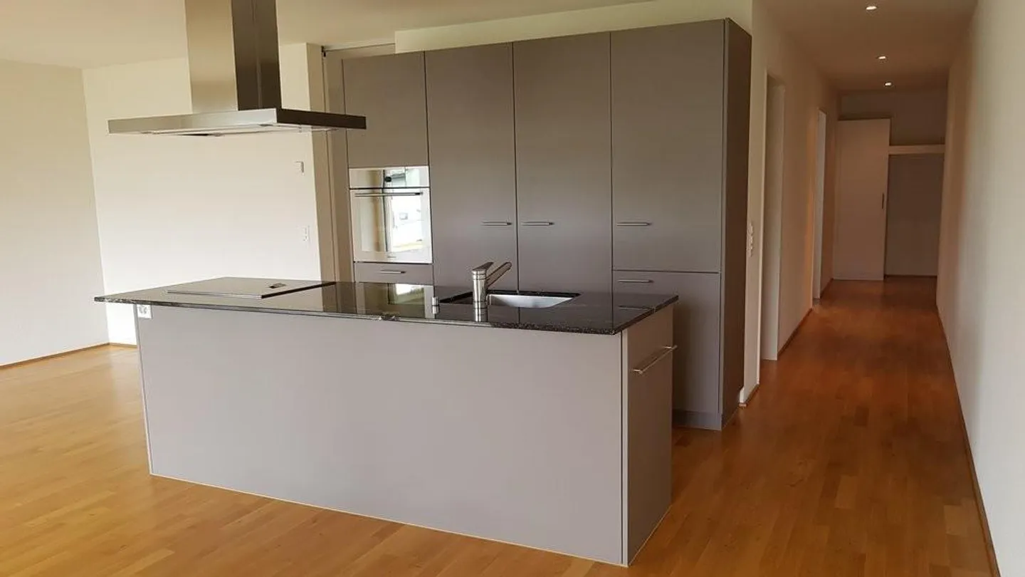 Modern, bright 2.5-room apartment for comfort - Photo 2 of 6