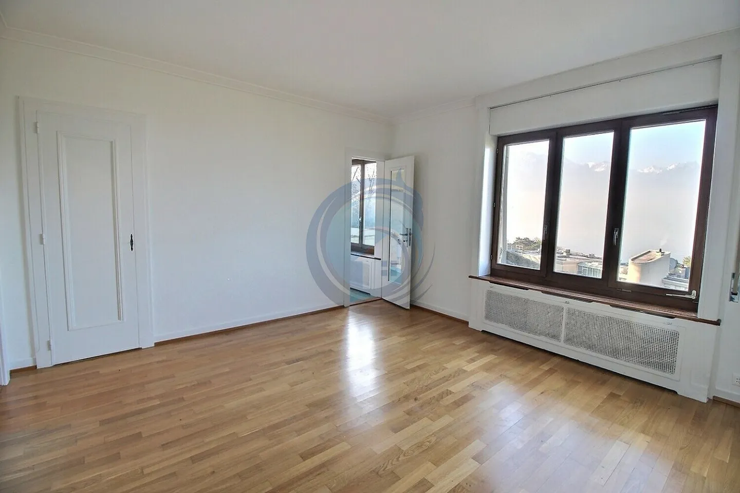 SPACIOUS 4.5-ROOM APARTMENT WITH PANORAMIC VIEW OF THE LAKE - Photo 14 of 20