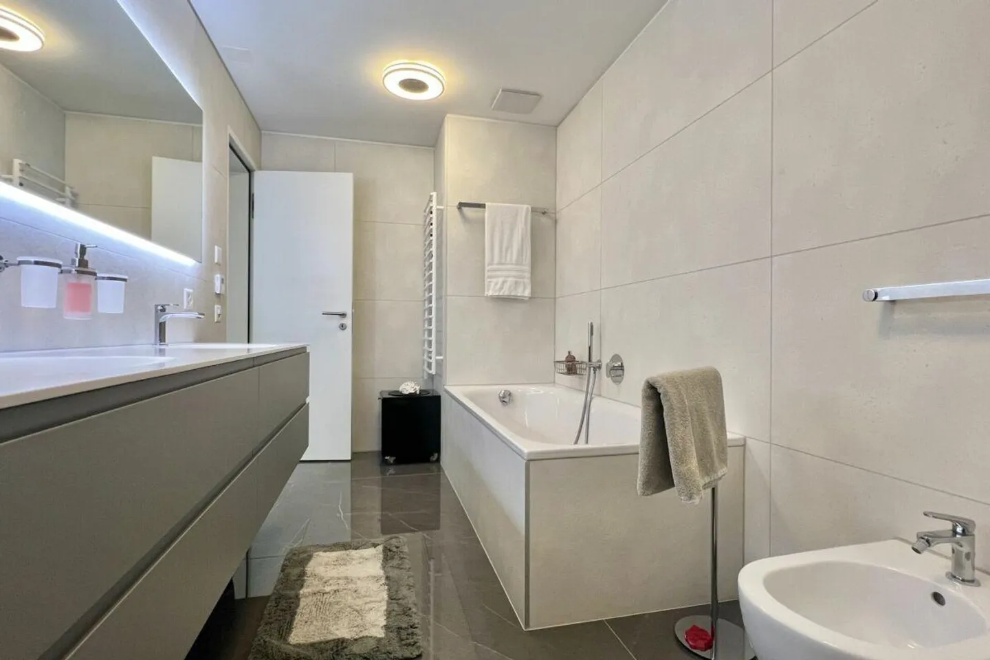 Exclusive penthouse apartment with large terrace and beautiful views of greenery - Photo 17 of 30