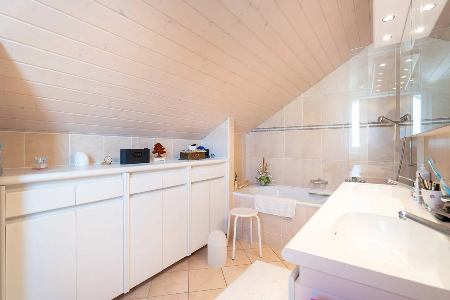 Duplex di 5,5 locali all'ultimo piano con vista sul lago e sulle montagne - Foto 10 di 11