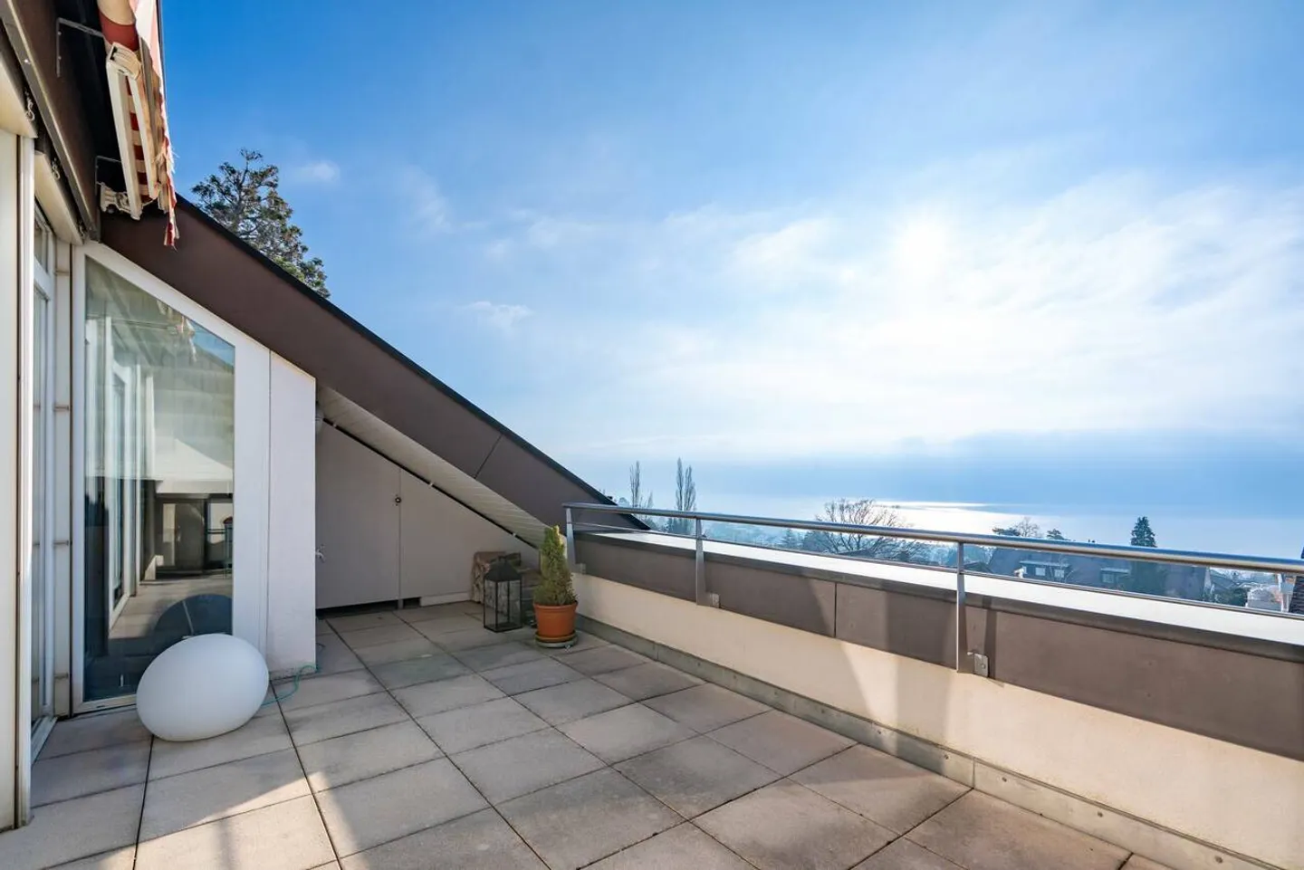 Duplex di 5,5 locali all'ultimo piano con vista sul lago e sulle montagne - Foto 2 di 11