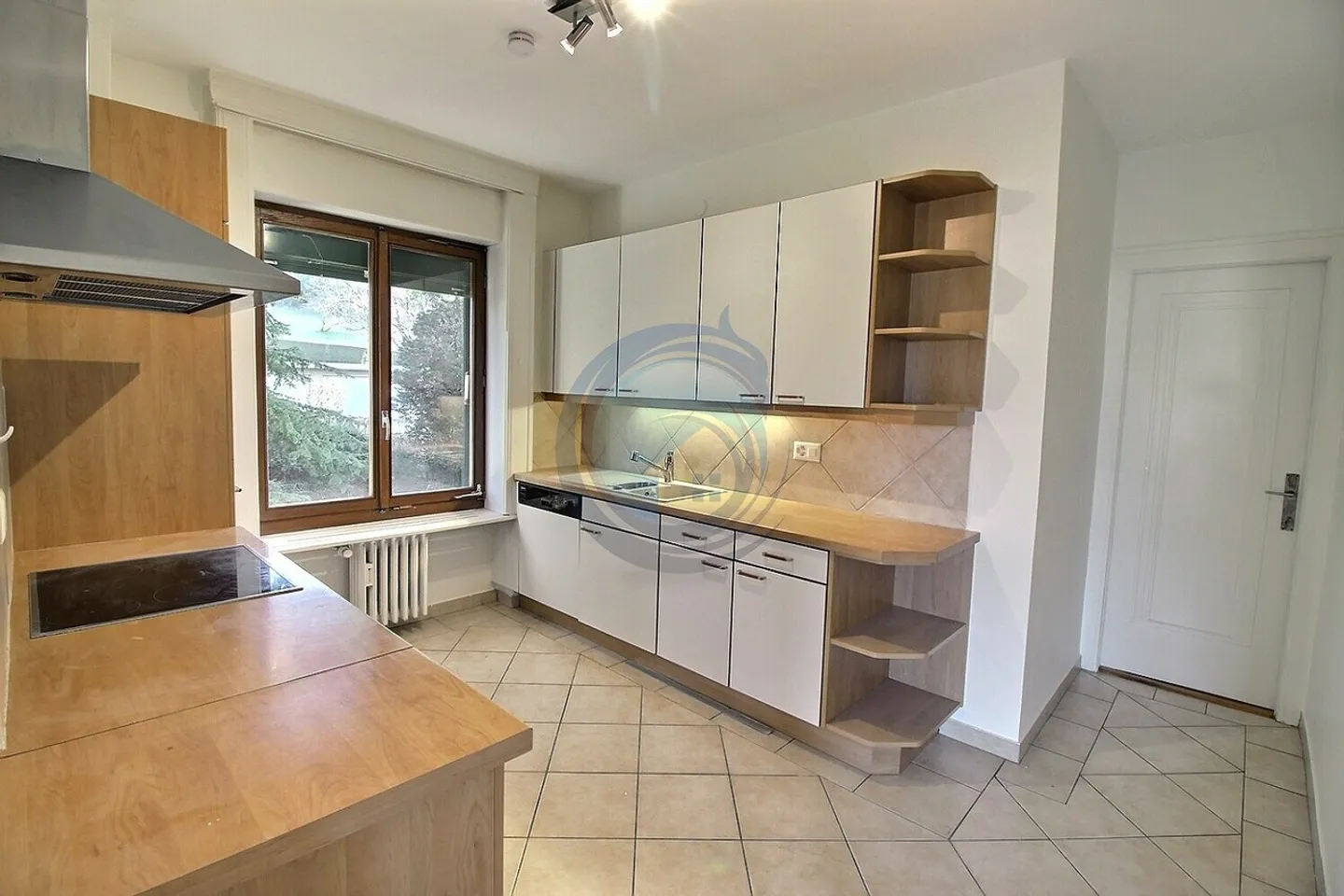 SPACIOUS 4.5-ROOM APARTMENT WITH PANORAMIC VIEW OF THE LAKE - Photo 8 of 20