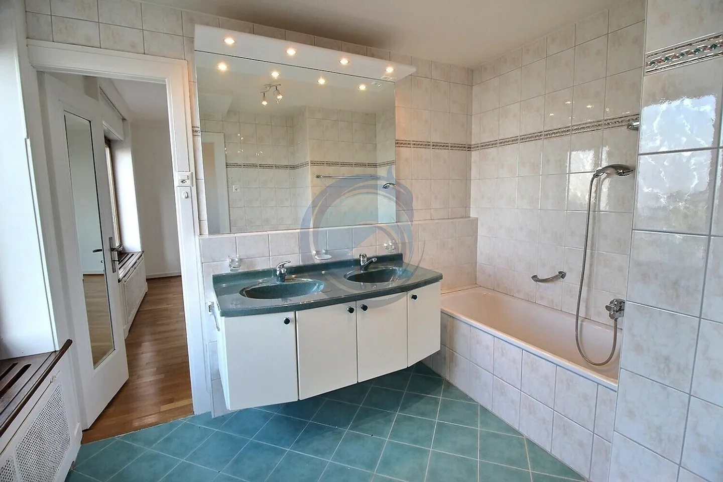 SPACIOUS 4.5-ROOM APARTMENT WITH PANORAMIC VIEW OF THE LAKE - Photo 12 of 20