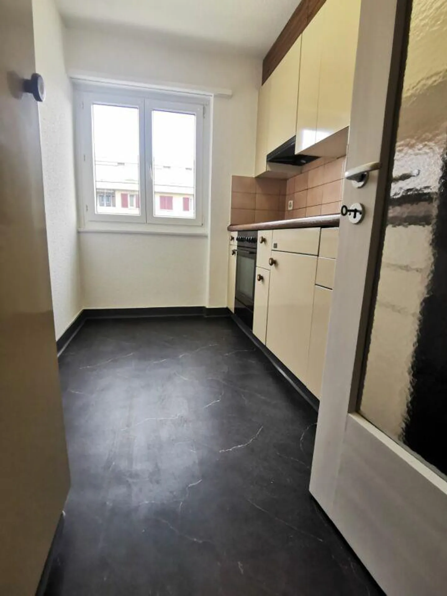 Charmante appartement ancien avec balcon dans un emplacement calme - Photo 2 sur 10