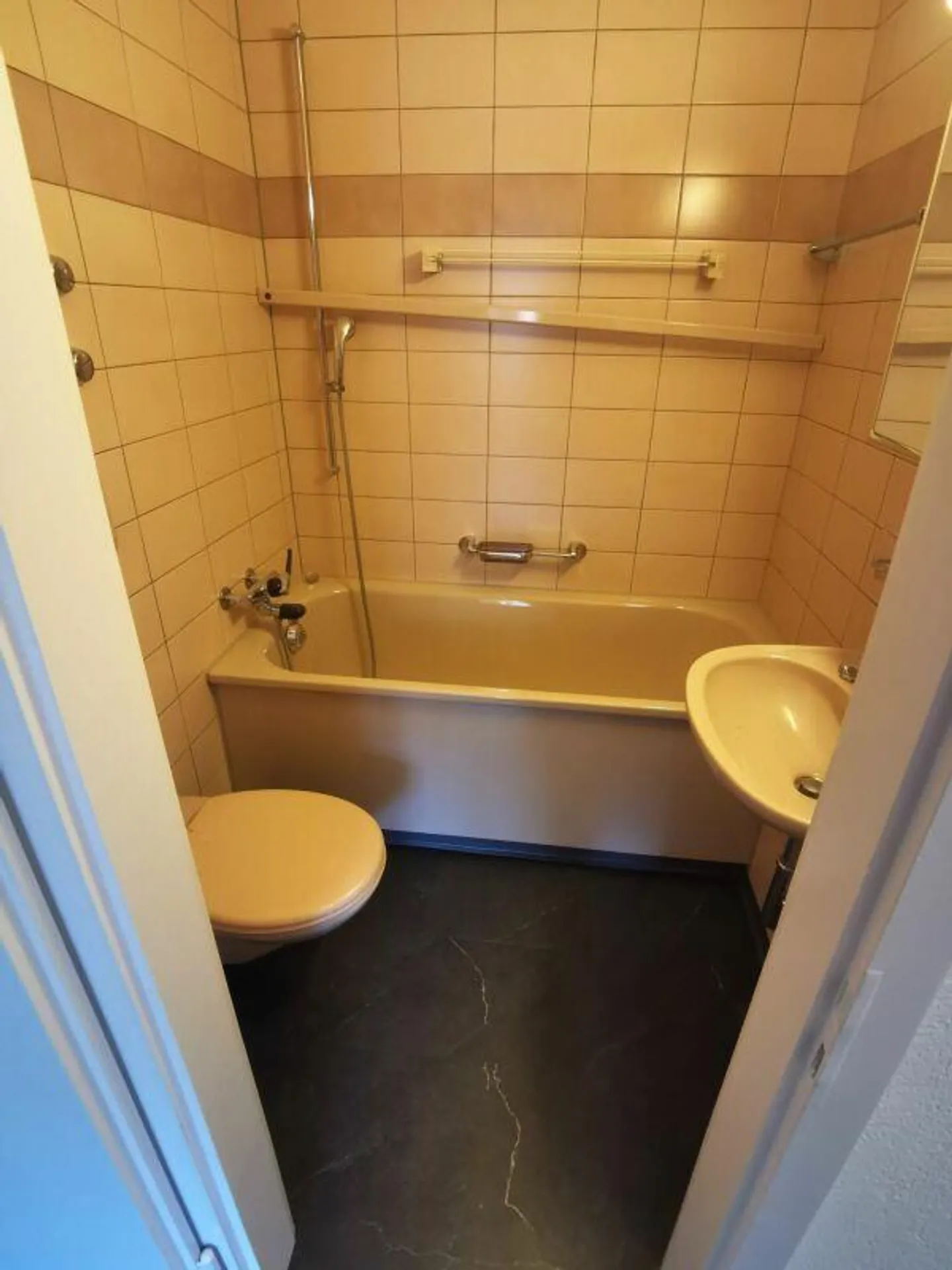 Charmante appartement ancien avec balcon dans un emplacement calme - Photo 3 sur 10