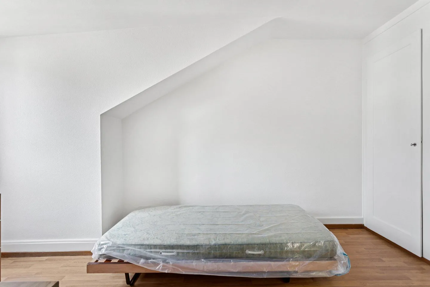 Camera arredata incantevole al 6° piano - Deposito gratuito! - Foto 4 di 6