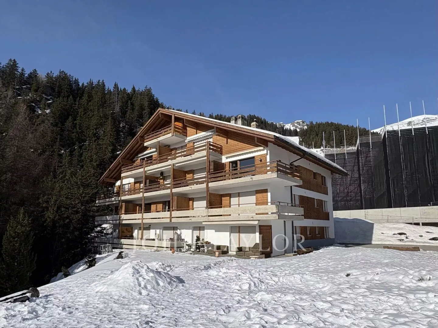 CRANS MONTANA - 3.5 ROOM SKI-IN / SKI-OUT WITH PANORAMIC ALPINE VIEW - Photo 1 of 13
