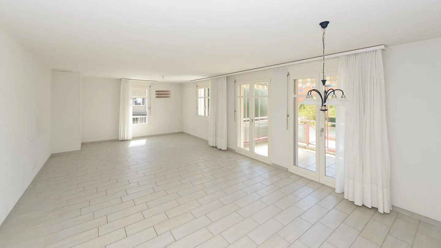 Well-maintained and quiet 4 ½-room apartment on the upper floor, with glazed balcony - Photo 5 of 10