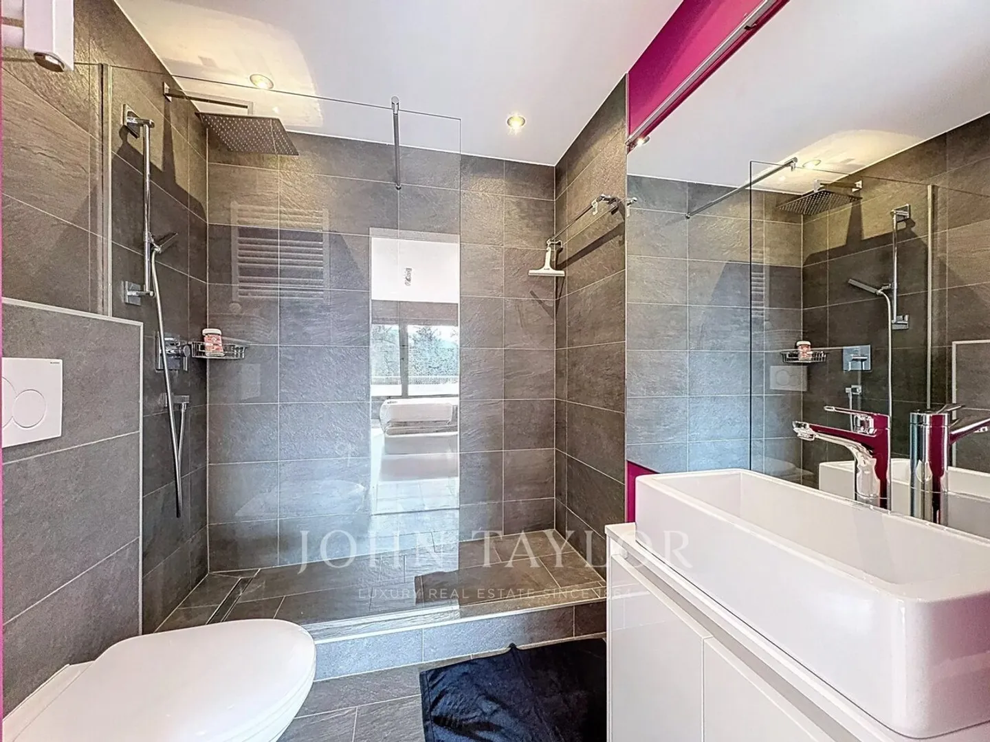 CRANS MONTANA - 3.5 ROOM SKI-IN / SKI-OUT WITH PANORAMIC ALPINE VIEW - Photo 8 of 13