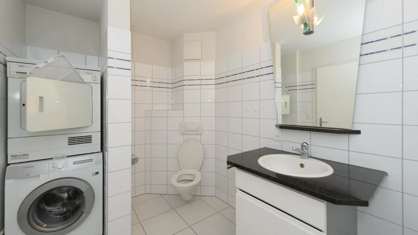 Well-maintained and quiet 4 ½-room apartment on the upper floor, with glazed balcony - Photo 8 of 10