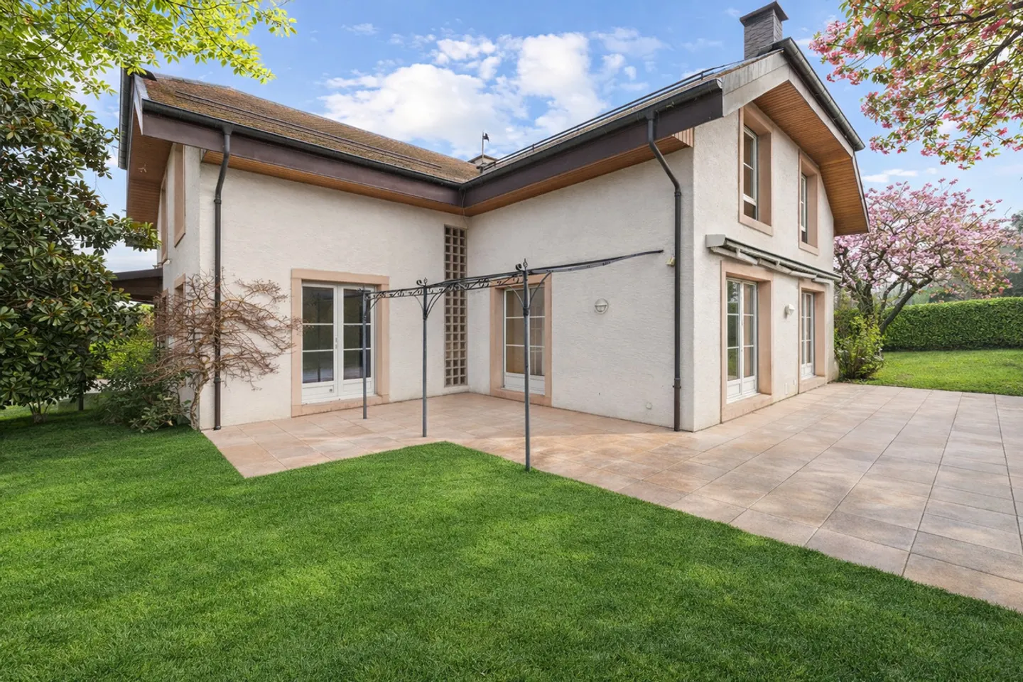 SPACIOUS FAMILY PROPERTY WITH GREEN SURROUNDINGS - Photo 3 of 15