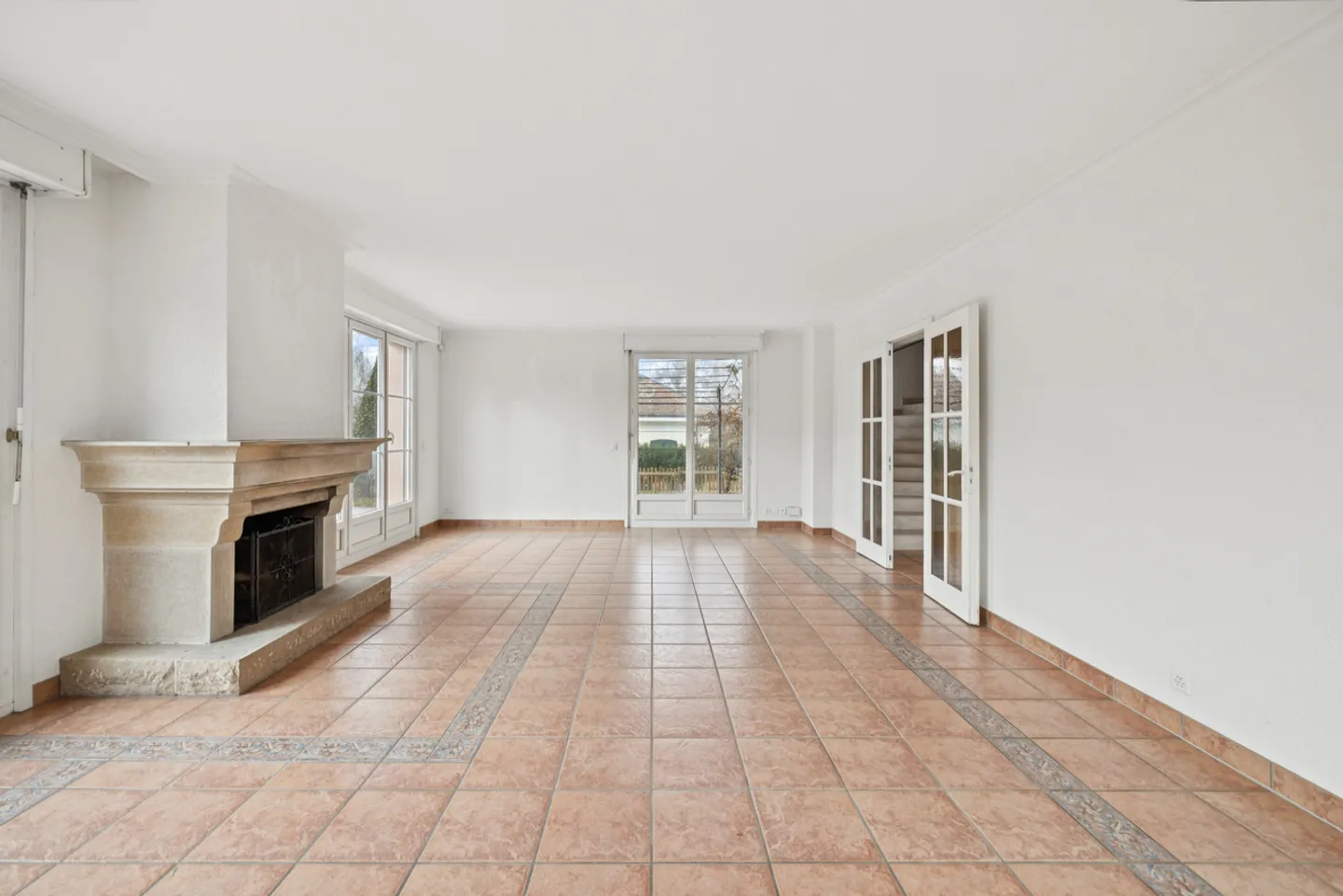 SPACIOUS FAMILY PROPERTY WITH GREEN SURROUNDINGS - Photo 5 of 15