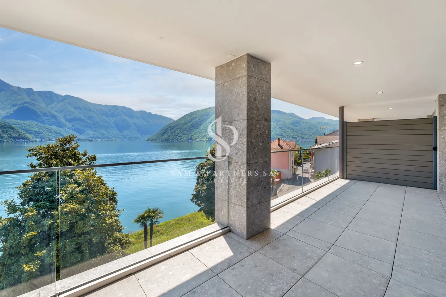 Penthouse with rooftop and lake view - Photo 5 of 17