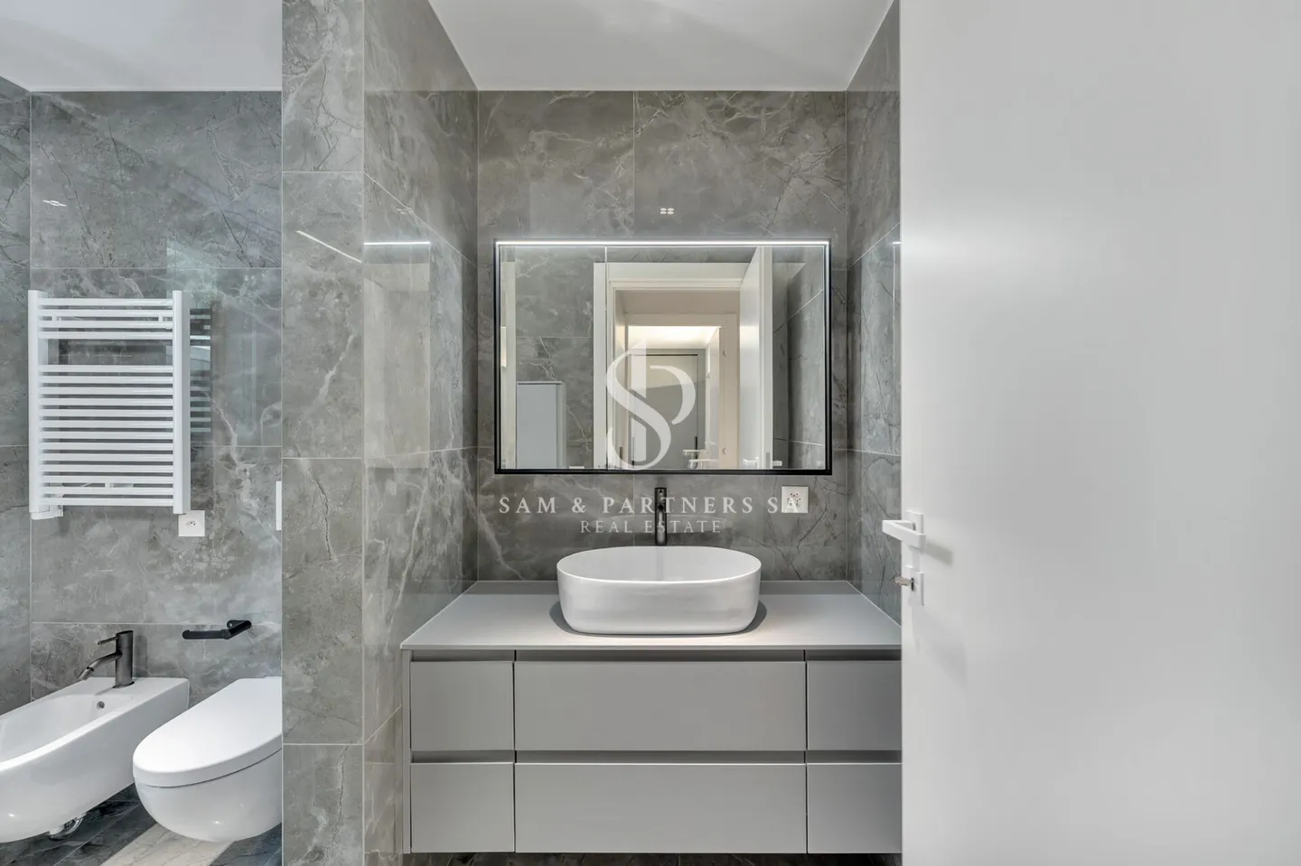 Penthouse with rooftop and lake view - Photo 10 of 17