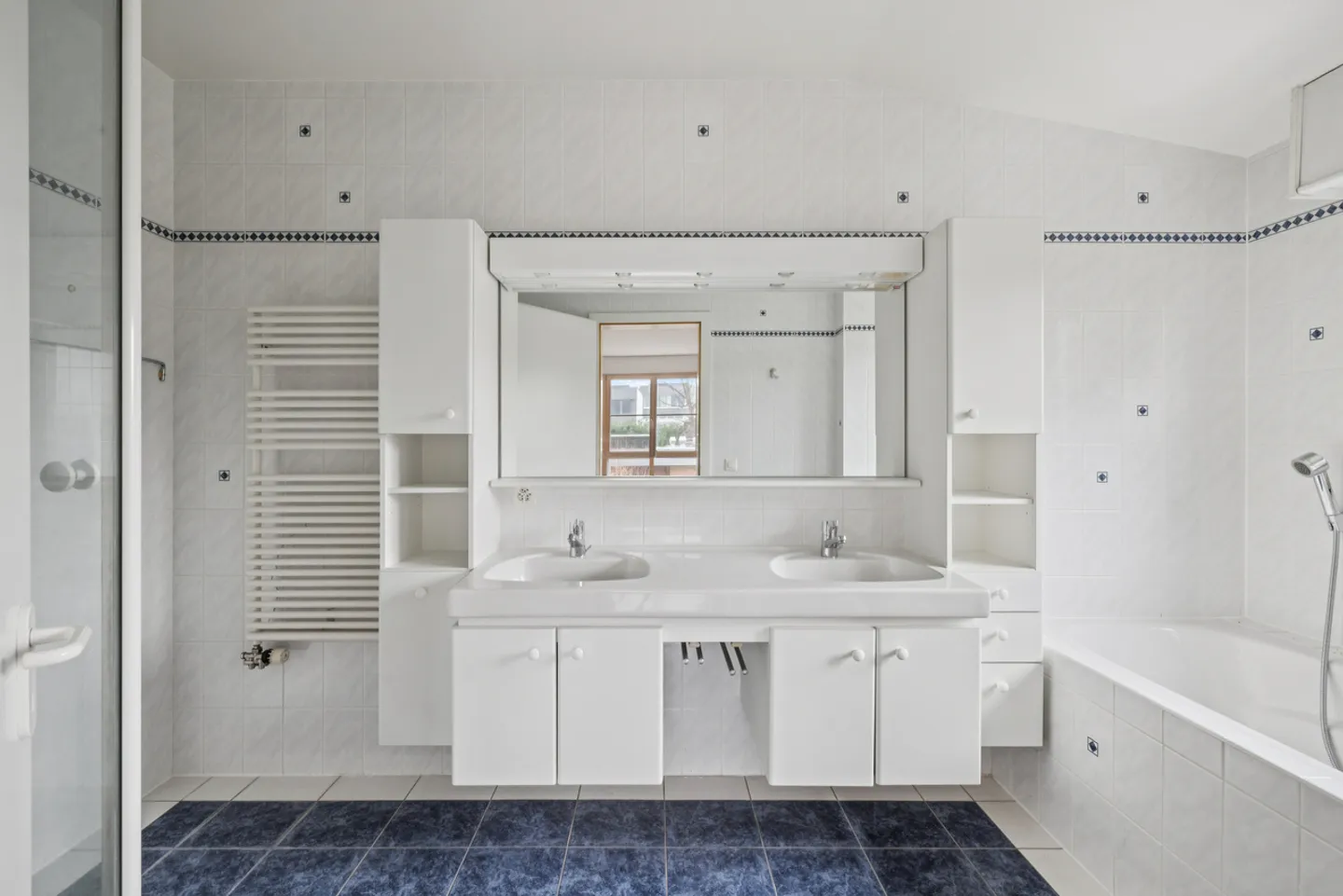 SPACIOUS FAMILY PROPERTY WITH GREEN SURROUNDINGS - Photo 9 of 15