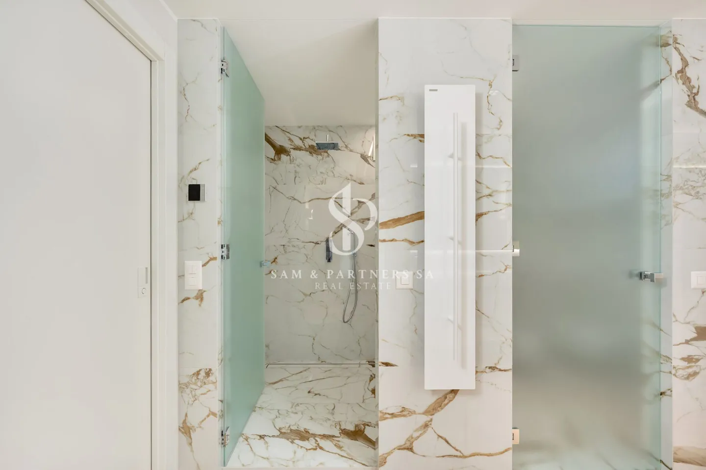 Penthouse with rooftop and lake view - Photo 11 of 17