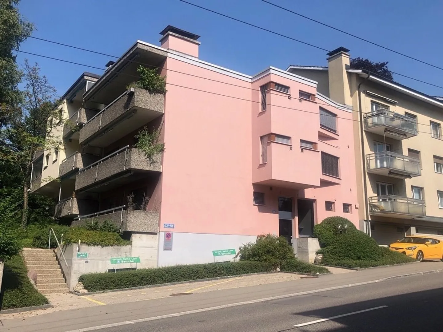 Place de parking à 8053 Zurich / uniquement adaptée aux petites voitures ! - Photo 1 sur 2