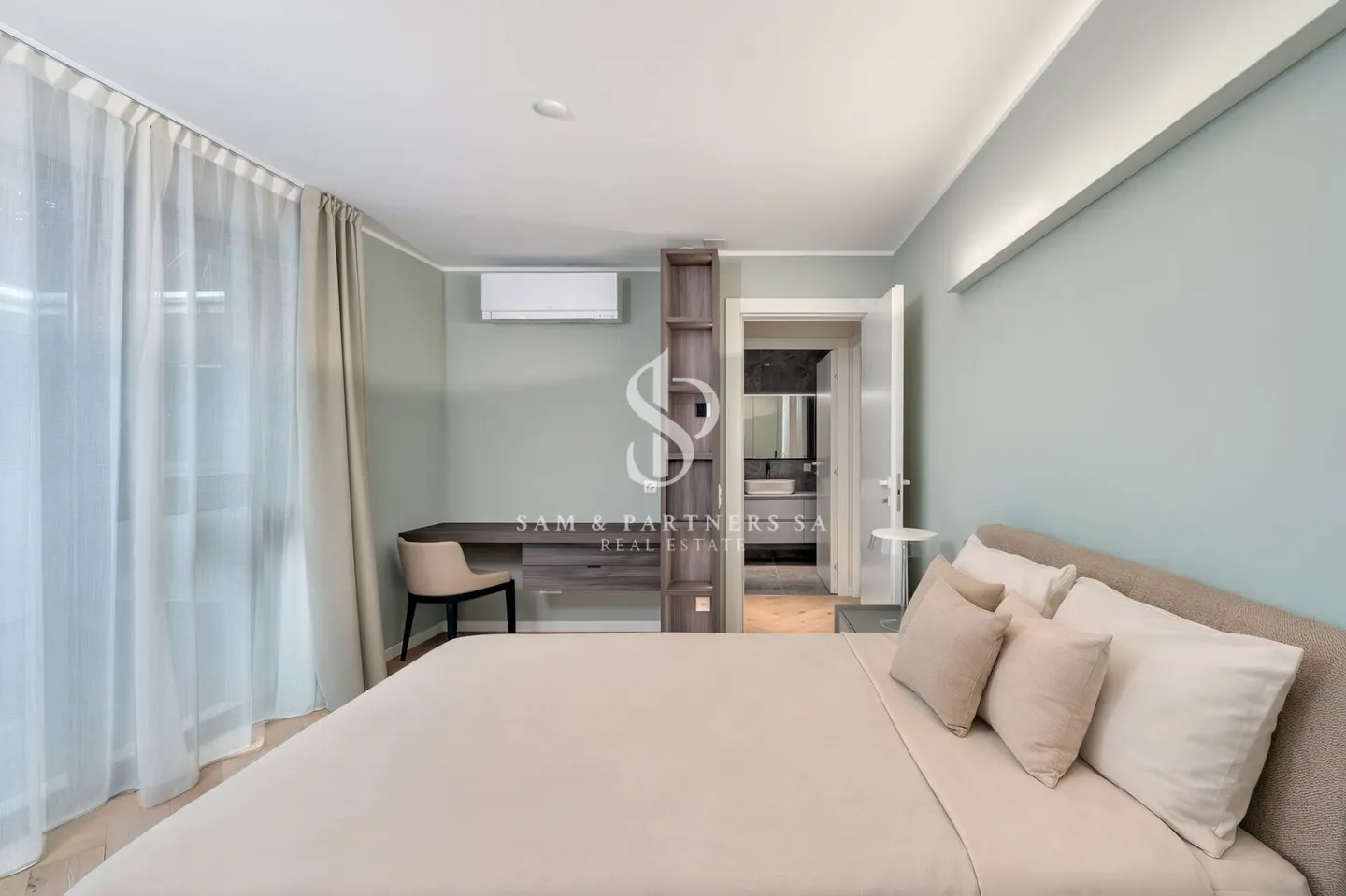 Penthouse with rooftop and lake view - Photo 12 of 17