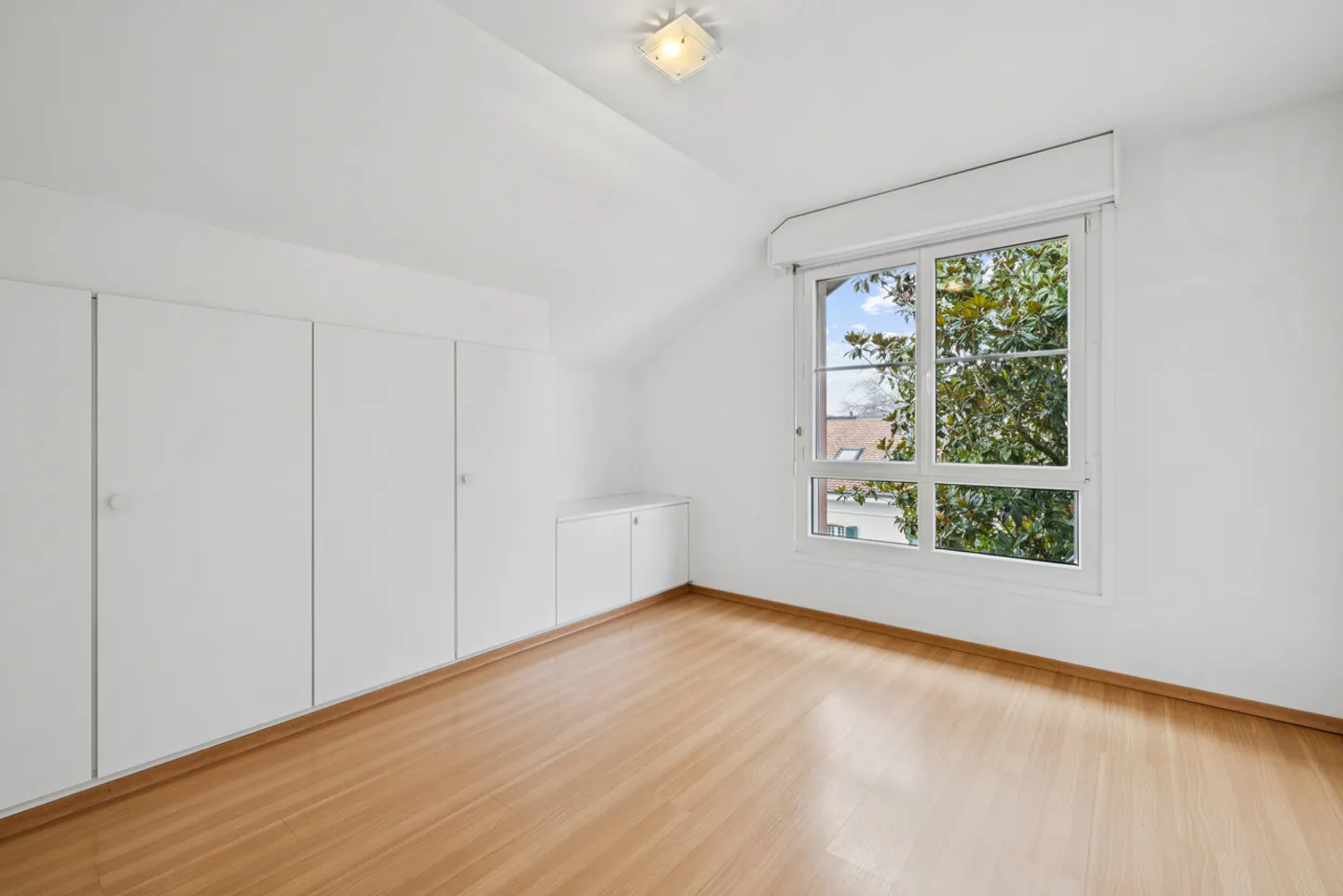 SPACIOUS FAMILY PROPERTY WITH GREEN SURROUNDINGS - Photo 10 of 15