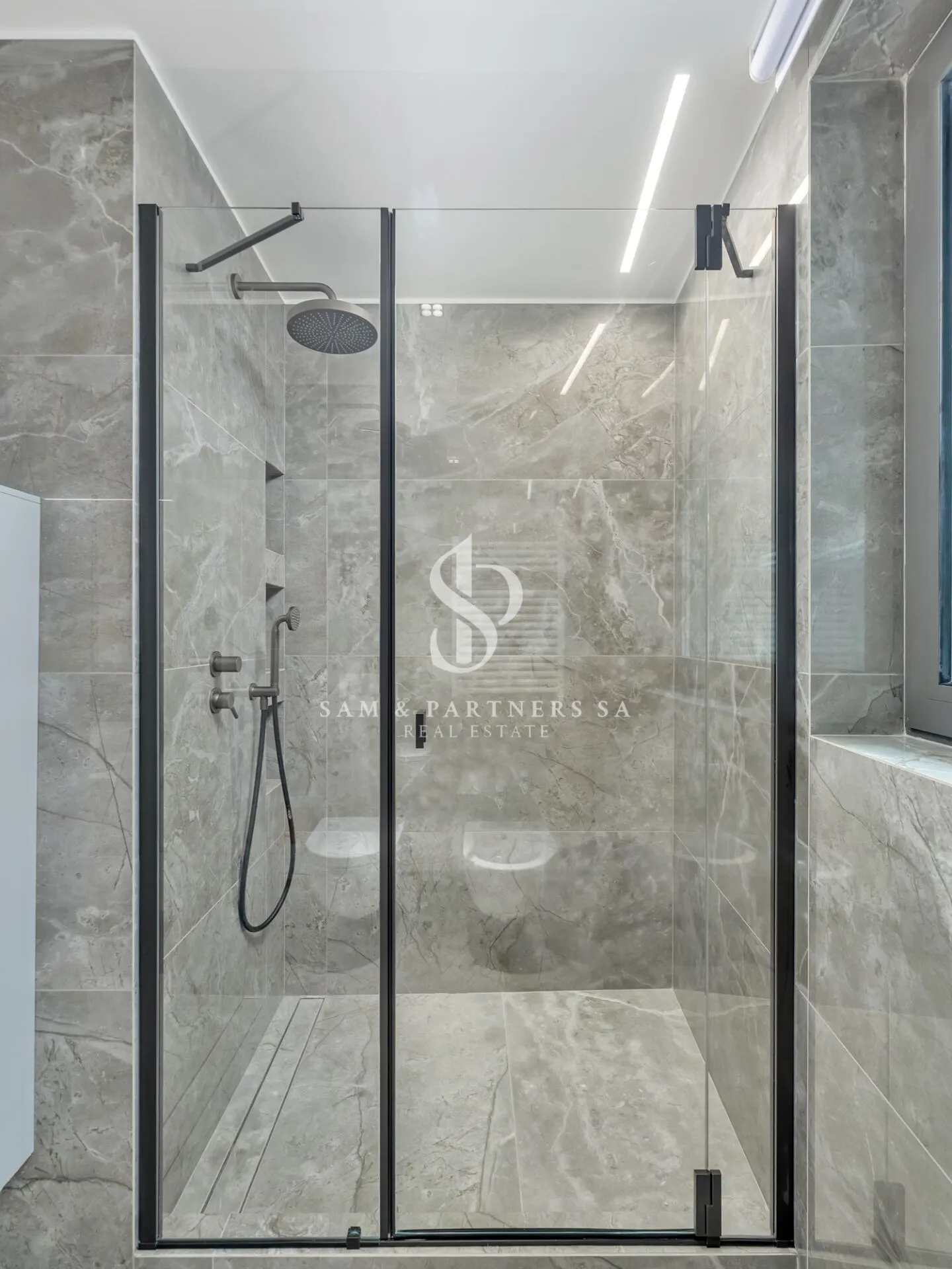 Penthouse with rooftop and lake view - Photo 13 of 17