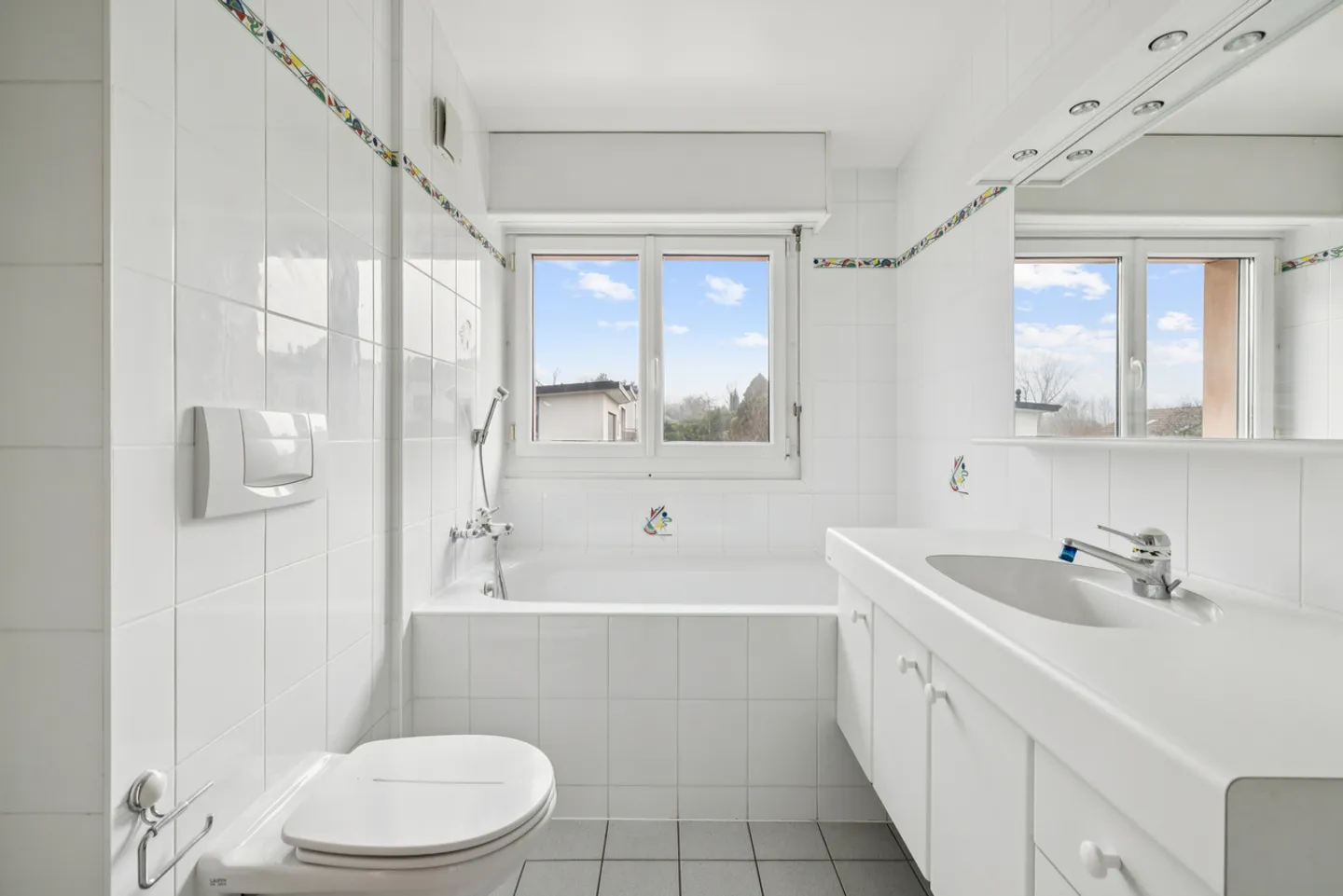 SPACIOUS FAMILY PROPERTY WITH GREEN SURROUNDINGS - Photo 11 of 15