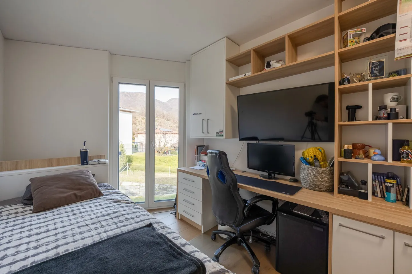 Maison unifamiliale moderne de 6 pièces. - Photo 8 sur 16