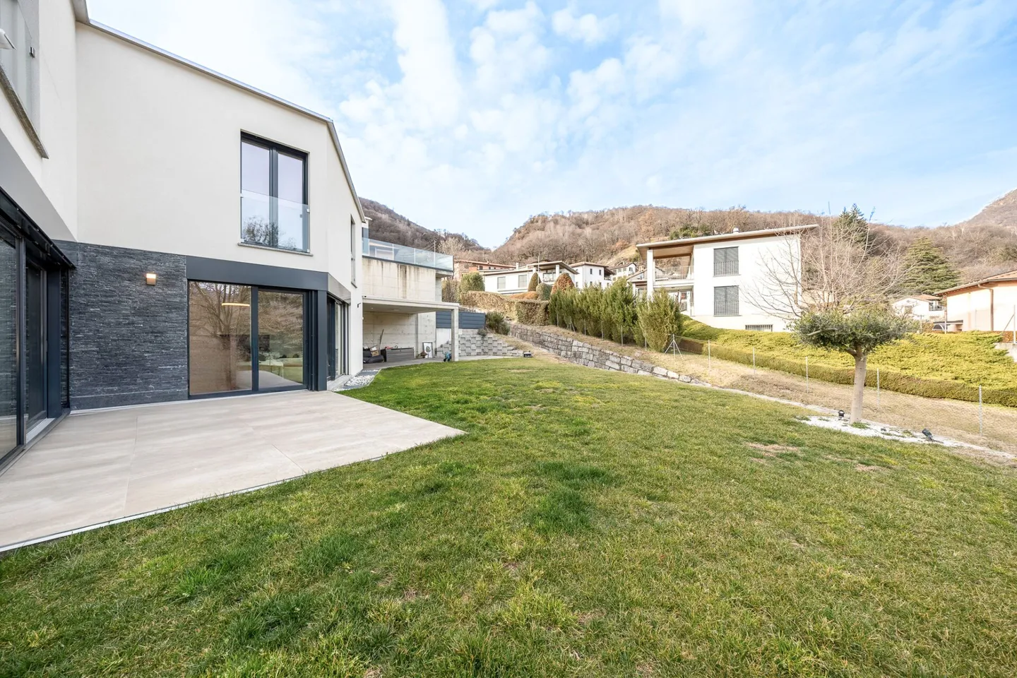 Maison unifamiliale moderne de 6 pièces. - Photo 12 sur 16
