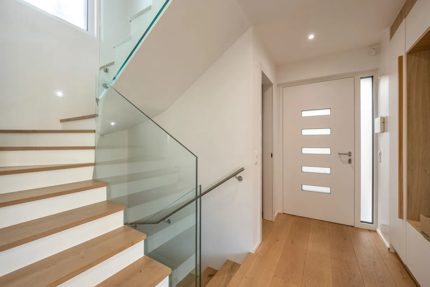 Maison unifamiliale moderne de 6 pièces. - Photo 2 sur 16